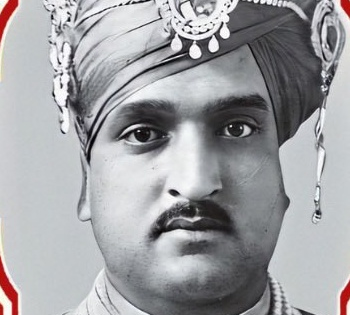 Lt Governor Manoj Sinha paying tribute to Maharaja Hari Singh
