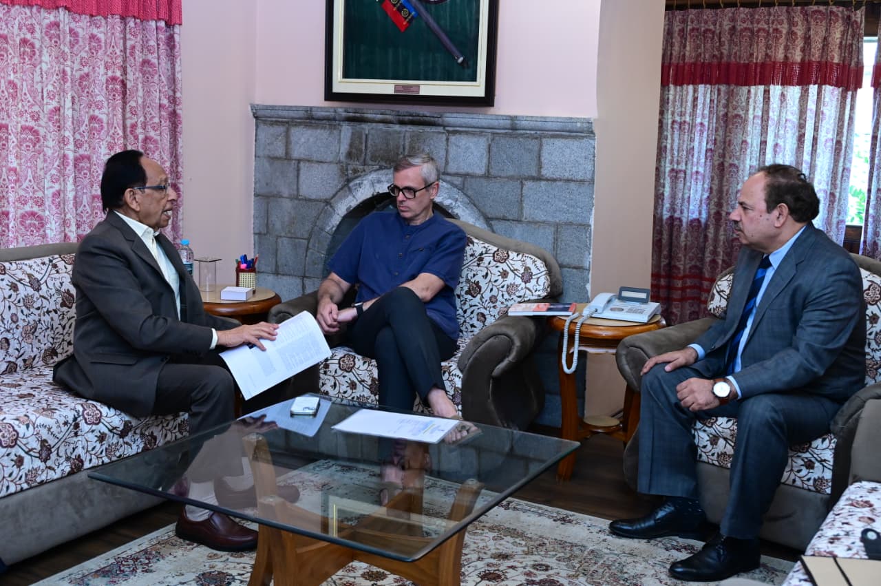 Prof. Gupta discusses earthquake preparedness with CM Abdullah