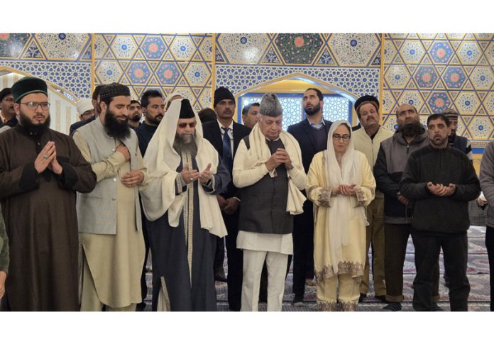 Bihar Governor Arif Mohammad Khan at Hazratbal Dargah, Kashmir